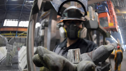 Песков: правительство обсуждает действия после санкций против металлургии