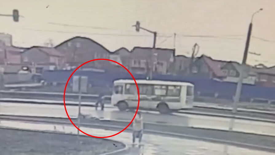 Водитель из Новосибирска проехал на красный свет и сбил маленького ребенка